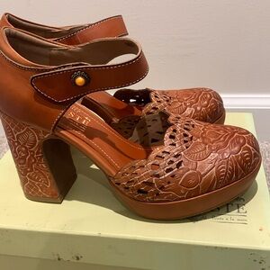 L'Artiste Mary Jane Platform Pump in Camel